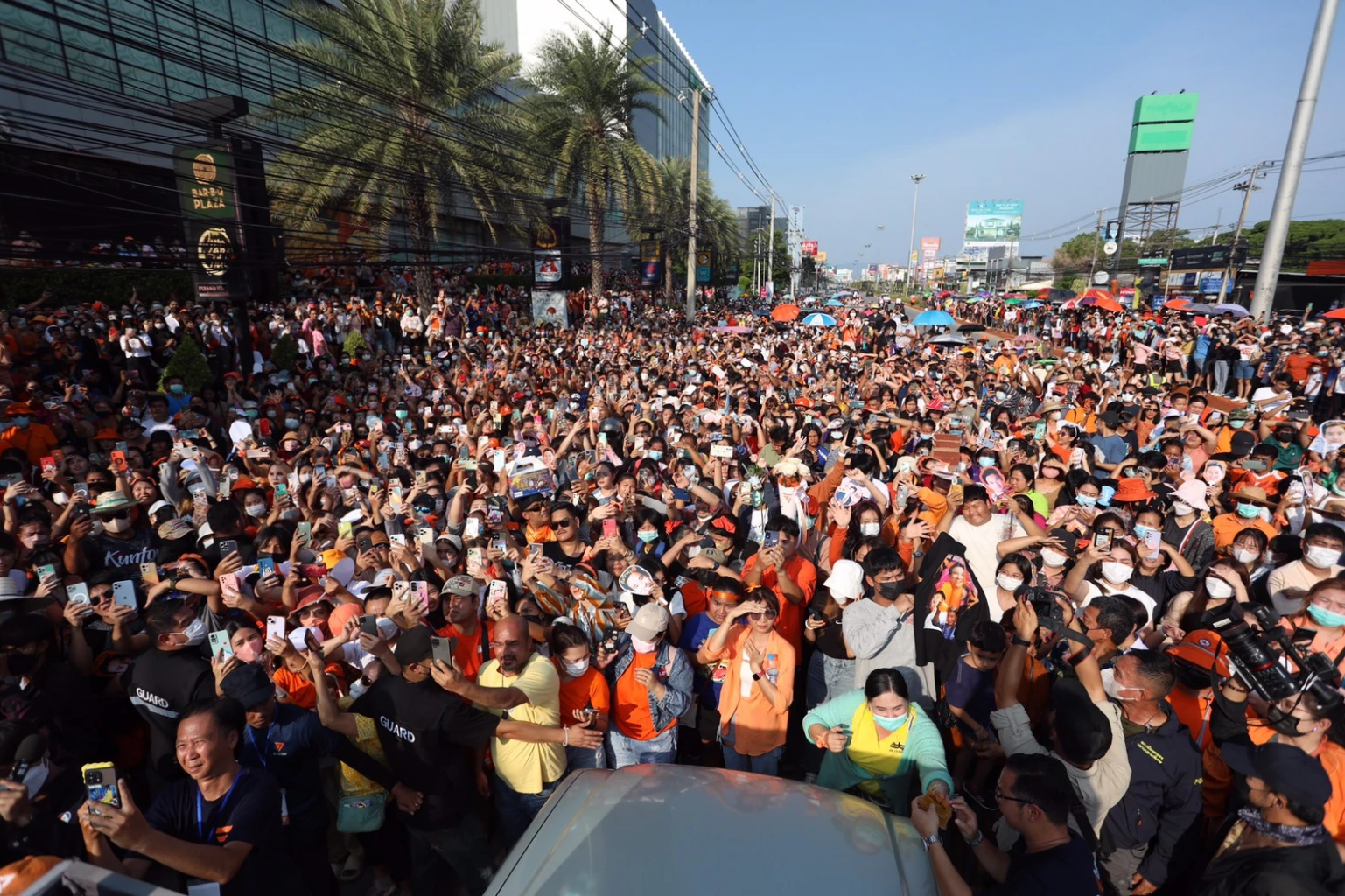 ประชาชน จ.ระยอง ต้อนรับคาราวานรถแพ่ พิธา ลิ้มเจริญรัตน์  แคนดิเดตนายกฯ