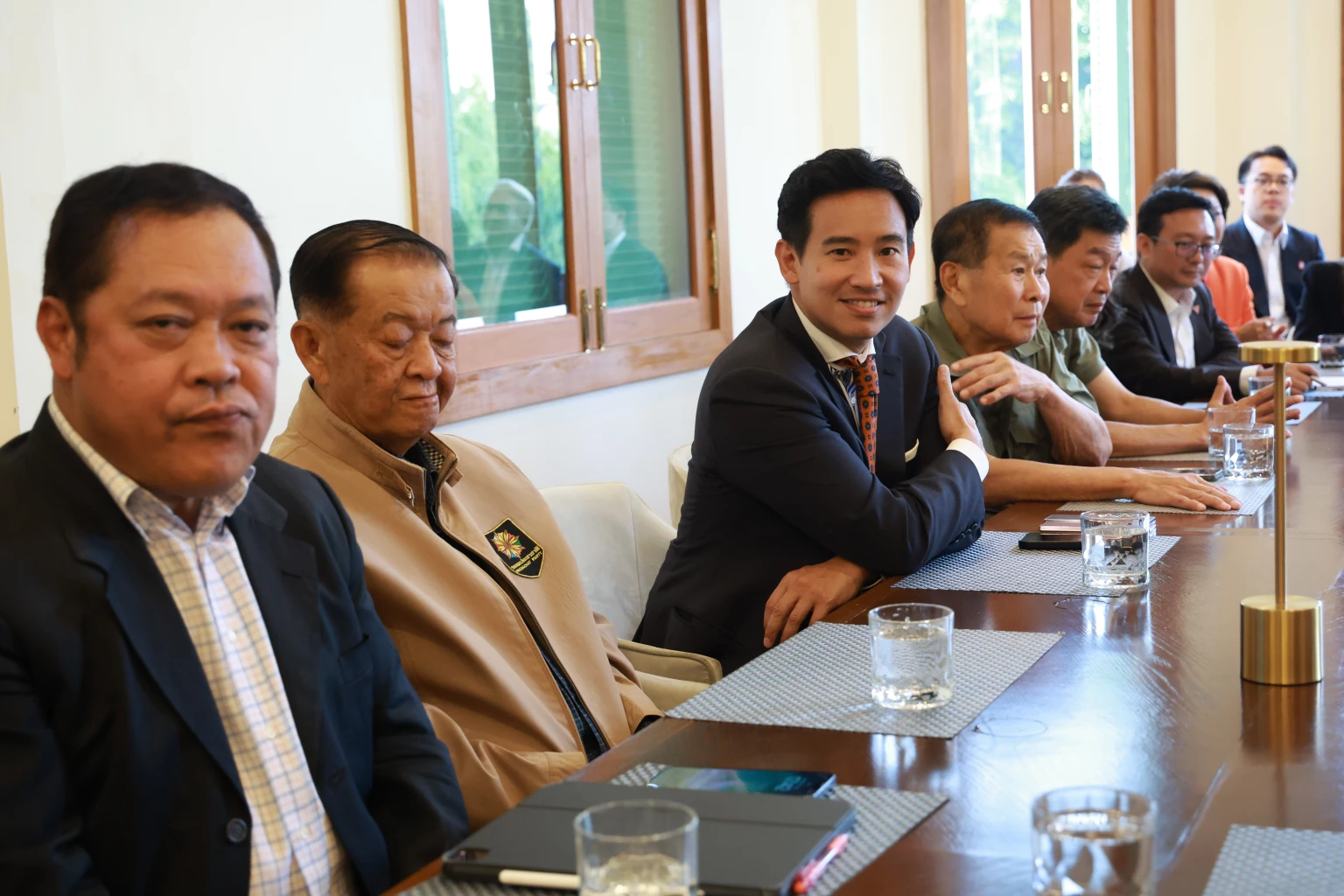 8  พรรคการเมืองถกจัดตั้งรัฐบาล ที่ร้านอาหาร CHEZ MILINE สุดหรู สไตล์บ้านไทย สมัยรัชกาลที่ 6 ย่านถนนสุโขทัย กรุงเทพมหานคร