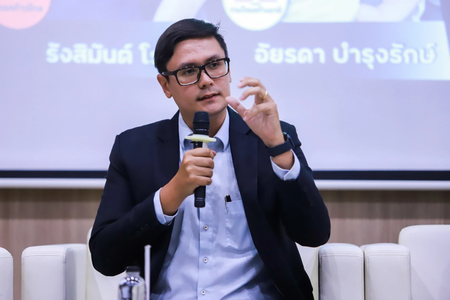 นายรังสิมันต์ โรม จากพรรคก้าวไกล