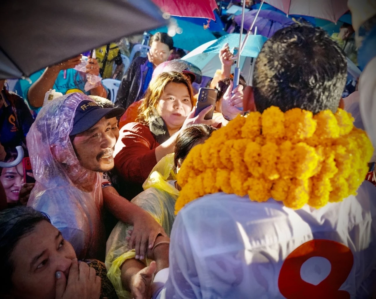 ‘กรณ์’ ปราศรัยฝ่าสายฝน ขอคนสงขลา ‘วางหัวใจไว้กับจูรี’  