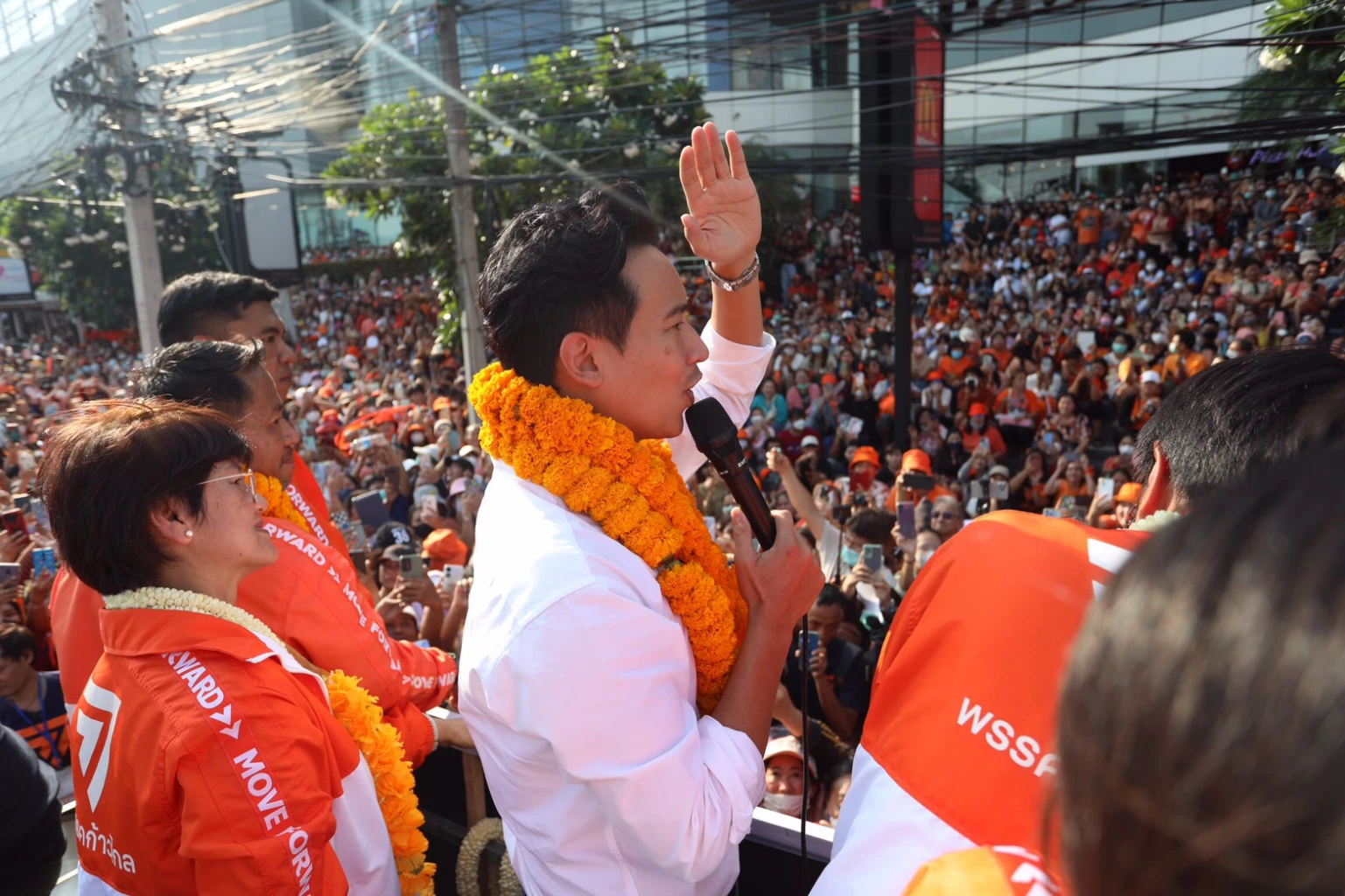 พิธา ลิ้มเจริญรัตน์ ปราศรัยขอบคุณคะแนนเสียงชาวระยองที่เลือกก้าวไกล