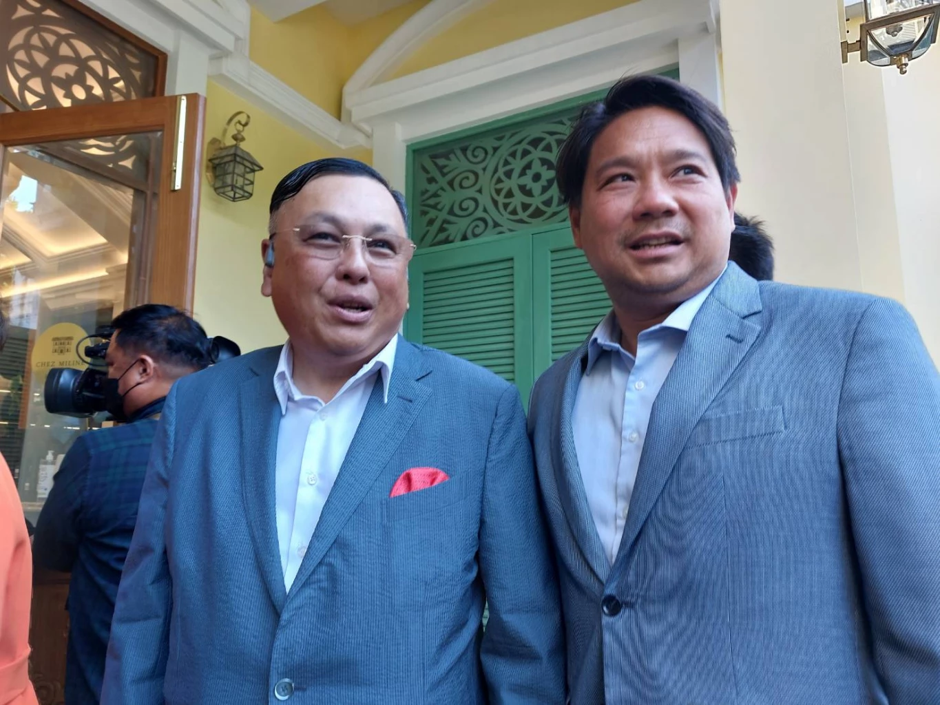 ดร.ปิติพงศ์ เต็มเจริญ หัวหน้าพรรคเป็นธรรม (ซ้าย) ร่วมหารือกับพรรคก้าวไกลในการจัดตั้งรัฐบาล เมื่อวันที่ 17 พ.ค. 2566