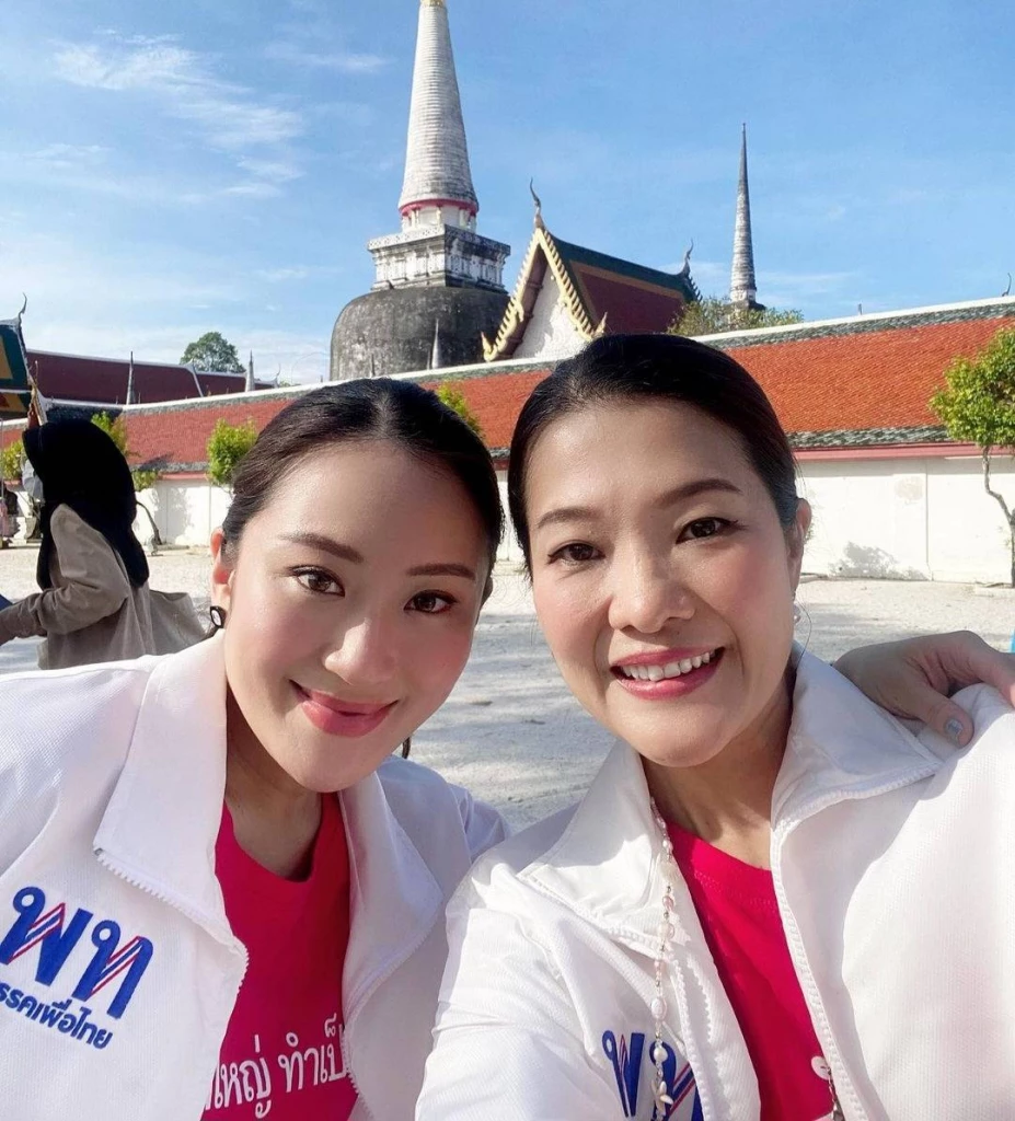 น.ส.แพทองธาร ชินวัตร หัวหน้าครอบครัวเพื่อไทย และดร.ธีรรัตน์ สำเร็จวาณิชย์" หรือ "ดร.อิ่ม"  (ขวา) โฆษกพรรคเพื่อไทย