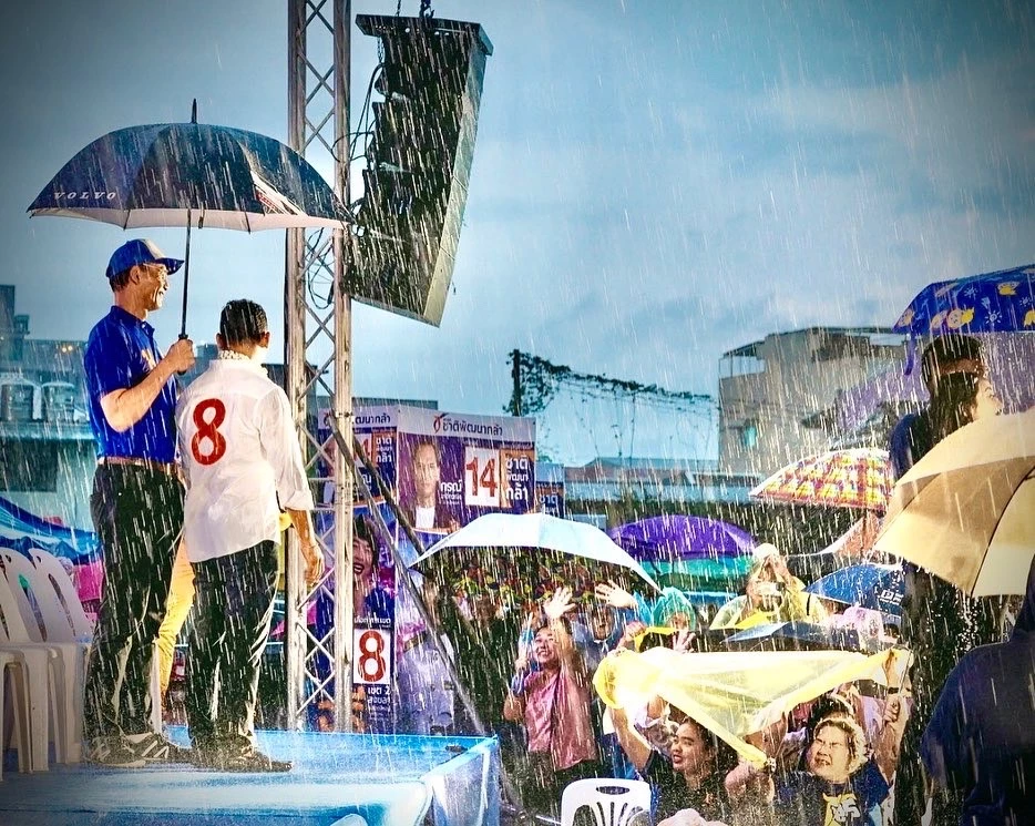 ‘กรณ์’ ปราศรัยฝ่าสายฝน ขอคนสงขลา ‘วางหัวใจไว้กับจูรี’  