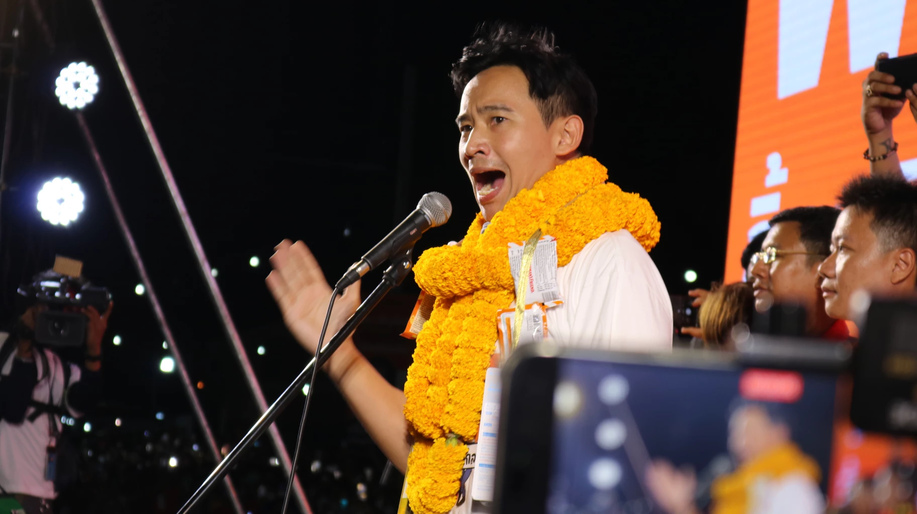 พิธา นำทีมก้าวไกล ปราศรัยที่ นนทบุรี ชูนโยบาย 4 ค.