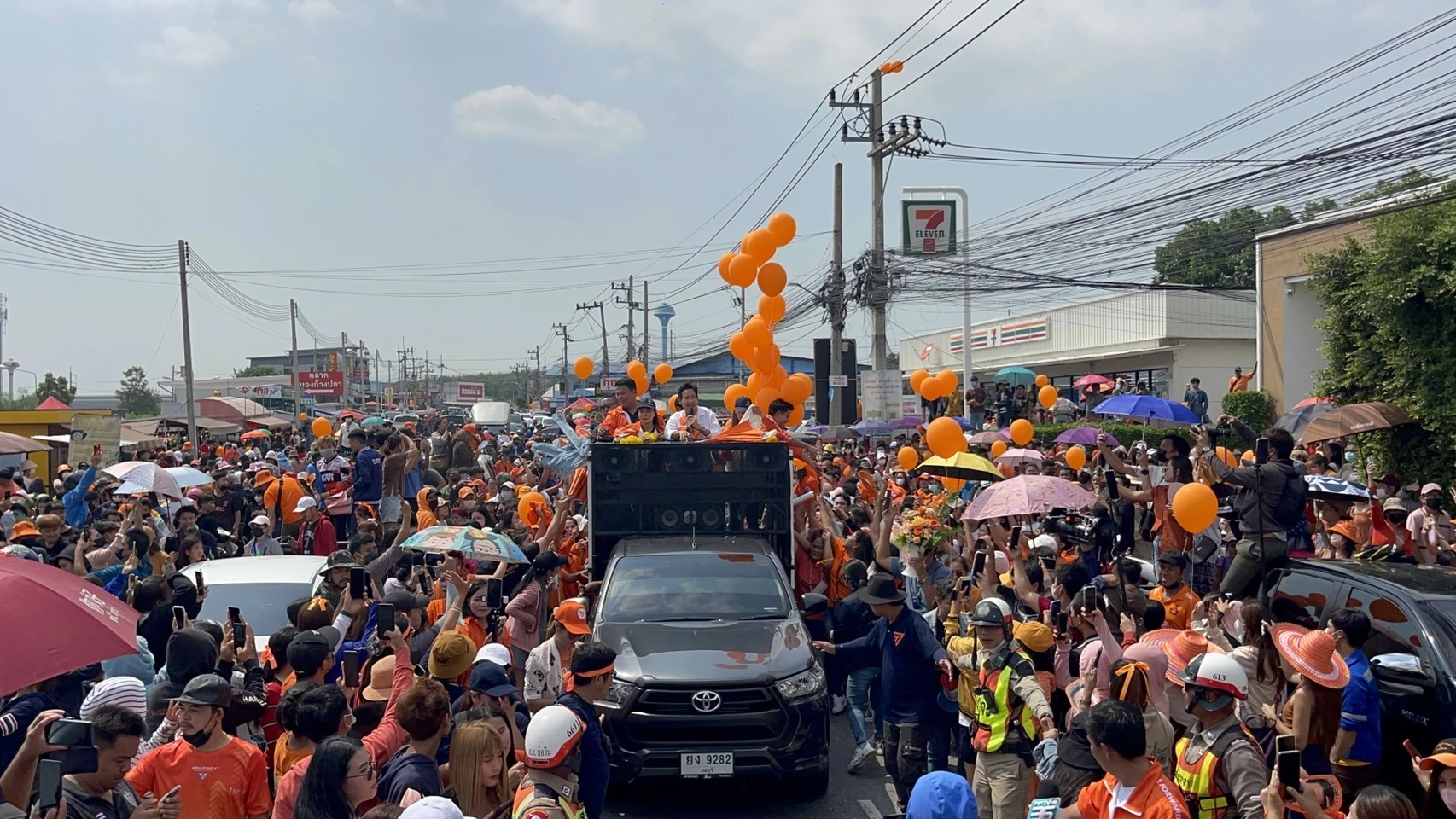 ด้อมส้มพรึบ! คนชลบุรี ฝ่าสายฝนรอต้อนรับ 'พิธา' ก้าวไกล