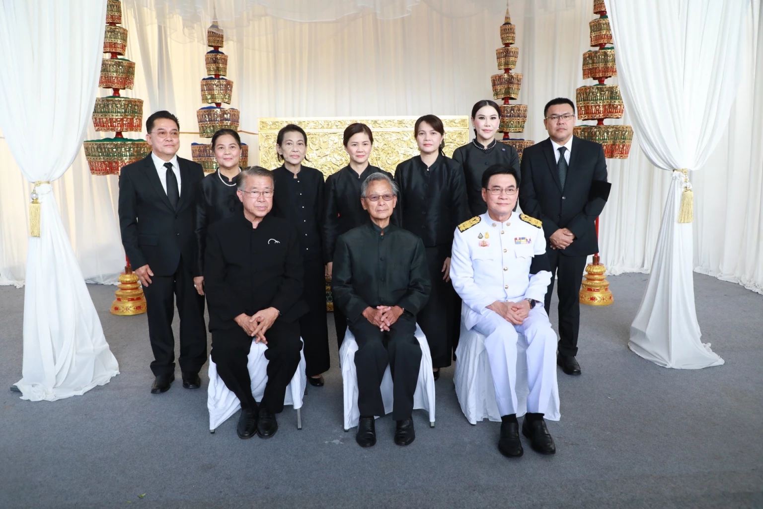 โปรดเกล้าฯ พระราชทานน้ำหลวงอาบศพ และพวงมาลาวางหน้าหีบศพ 'บิดาจุรินทร์'