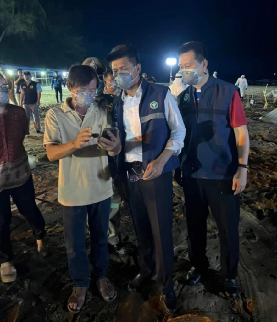 นายสาธิต ลงพื้นที่เหตุการณ์น้ำมันรั่ว