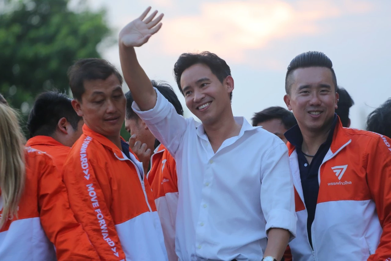 นายพิธา ลิ้มเจริญรัตน์ หัวหน้าพรรคก้าวไกล ในกิจกรรมขอบคุณคะแนนเสียง 