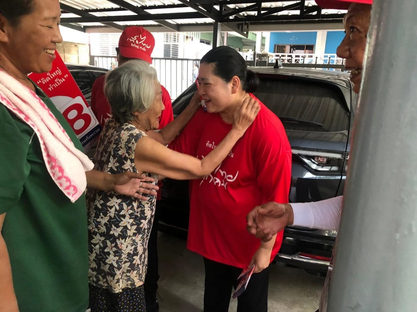 นางสุกุมล คุณปลื้ม ลงพื้นที่เขต 6 ชลบุรี