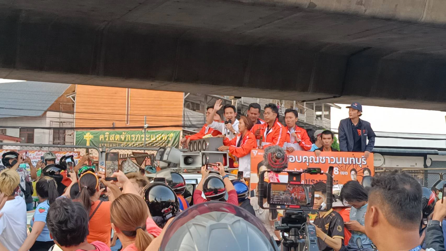 นายพิธา ลิ้มเจริญรัตน์ หัวหน้าพรรคก้าวไกล ขึ้นรถแห่ขอบคุณประชาชนที่นนทบุรี