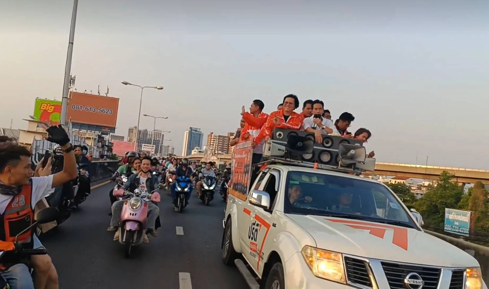 นายพิธา ลิ้มเจริญรัตน์ หัวหน้าพรรคก้าวไกล ขึ้นรถแห่ขอบคุณประชาชนที่นนทบุรี