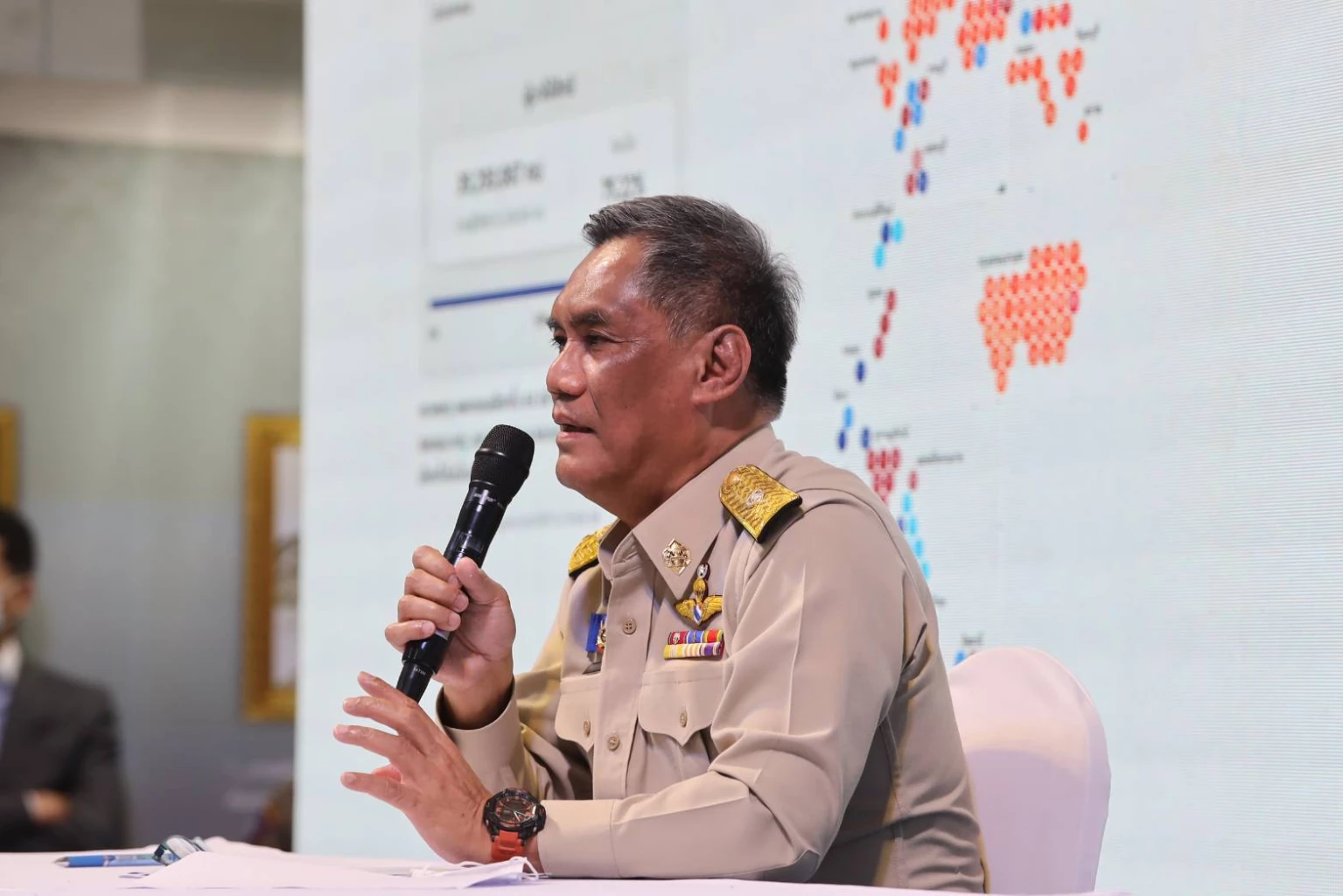 นายอิทธิพร บุญประคอง