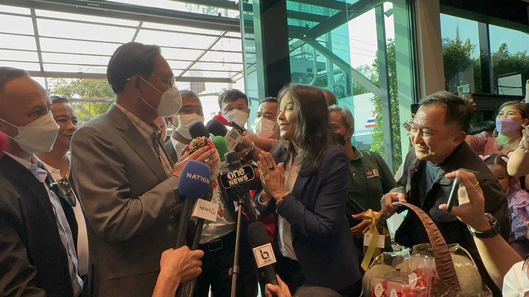 เปิ้ล จารุณี สุขสวัสดิ์ อดีตนางเอก ดารานักแสดงชื่อดัง มอบเมลอนให้กำลังใจพล.อ.ประยุทธ์ จันทร์โอชา 