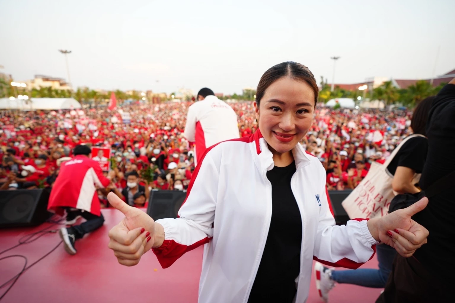 อุ๊งอิ๊ง แพทองธาร ชินวัตร บุตรสาวคนเล็ก เดินเข้าสู่ถนนการเมืองตามรอยพ่อ 