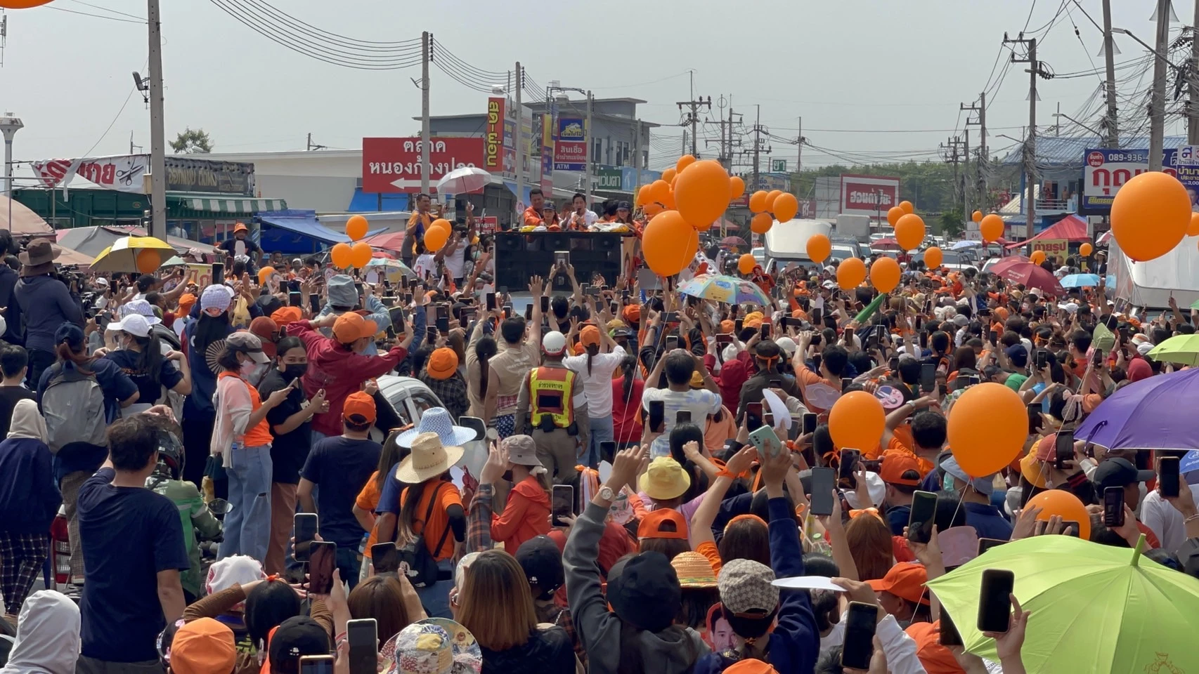 ด้อมส้มพรึบ! คนชลบุรี ฝ่าสายฝนรอต้อนรับ 'พิธา' ก้าวไกล