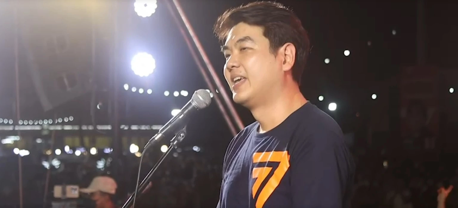 รศ.ปิยบุตร แสงกนกกุล ผู้ช่วยหาเสียงพรรคก้าวไกล 