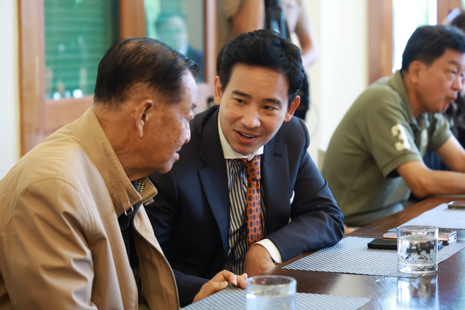 พิธา นั่งตรงกลางโต๊ะดินเนอร์สุดหรู