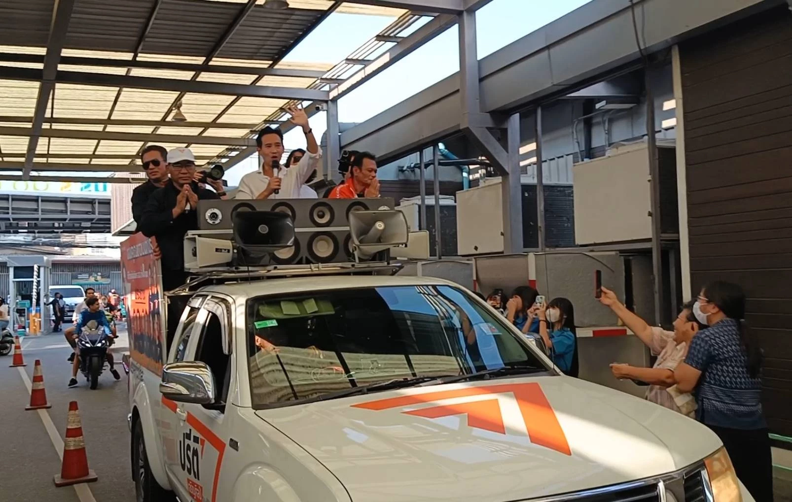 นายพิธา ลิ้มเจริญรัตน์ หัวหน้าพรรคก้าวไกล ขึ้นรถแห่ขอบคุณประชาชนที่นนทบุรี