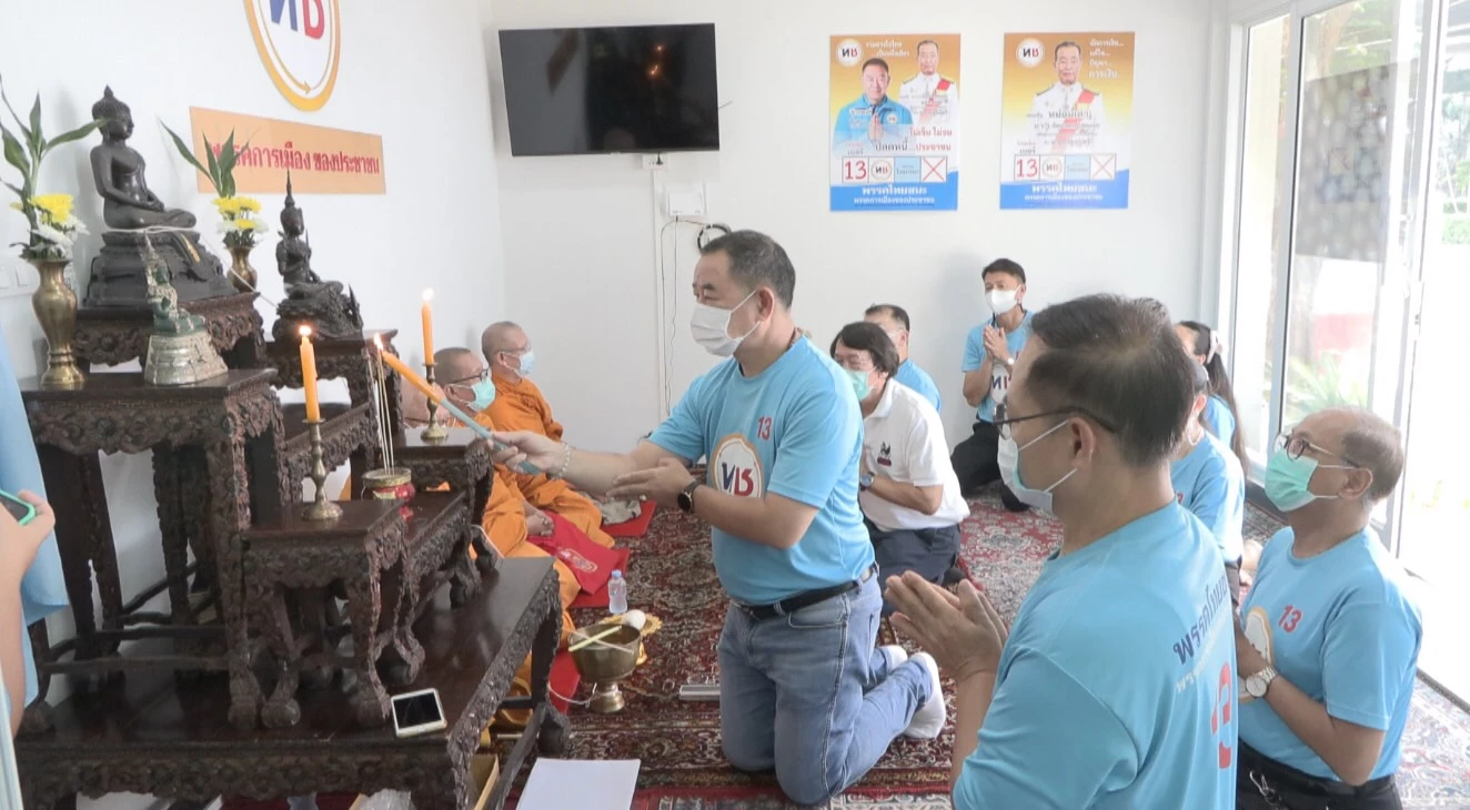 'จักรพงศ์' หัวหน้าพรรคไทยชนะ ปล่อยขบวนรถแห่หาเสียงโค้งสุดท้ายทั่วกทม.