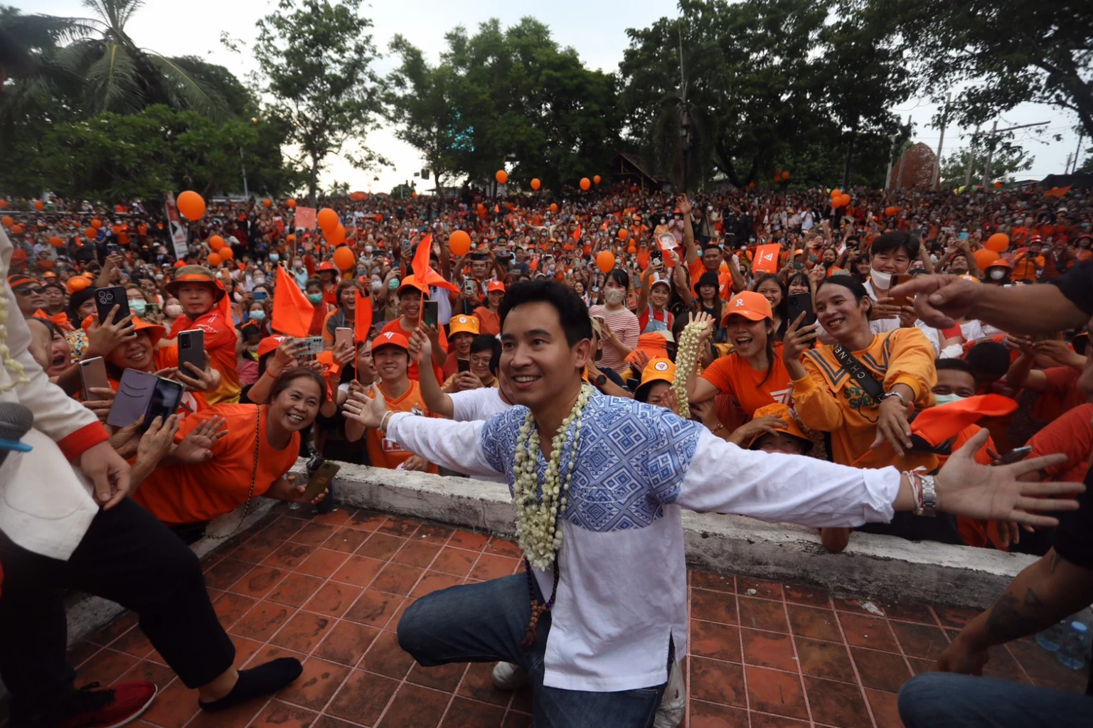 'พิธา' ยาหอมชาวลำพูน ก้าวไกล ขึ้นรัฐบาลปั้น"เบียร์ลำไย"ส่งออกทั่วโลก