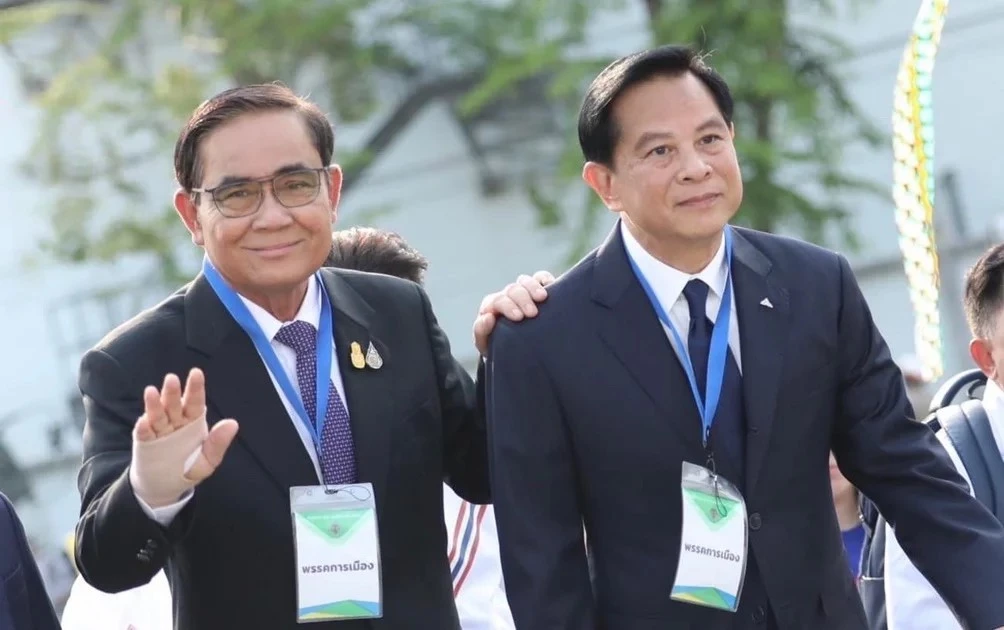 ‘พีระพันธ์’ โพสต์ซึ้ง จะอยู่เคียงข้าง ‘บิ๊กตู่’ จนวินาทีสุดท้าย