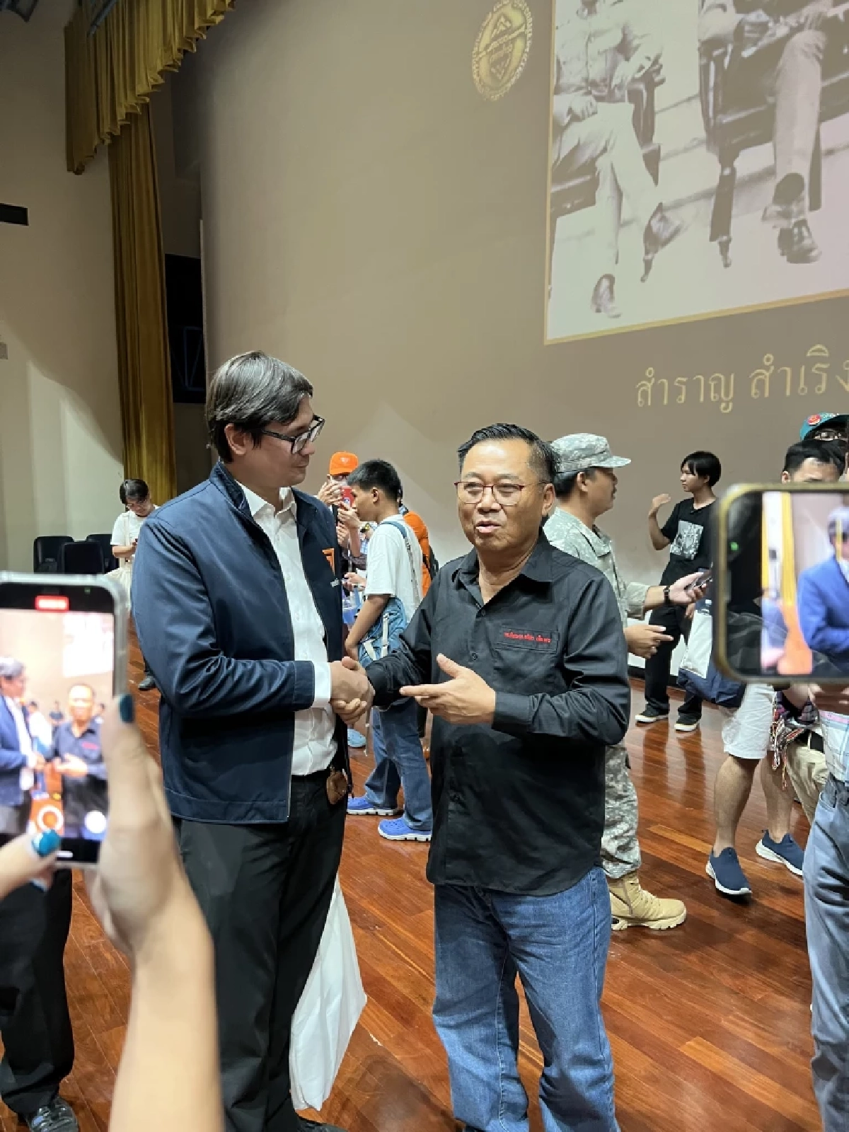 อดิศร เพียงเกษ สส.เพื่อไทย จับสือ รังสิมันต์ โรม สส.ก้าวไกล บนเวทีเสวนา 91 ปี การเปลี่ยนแปลงการปกครอง 24 มิ.ย. 2475 เมื่อวันที่ 24 มิ.ย. 2566 ภาพ-พิเชษฐ์ ชูรักษ์