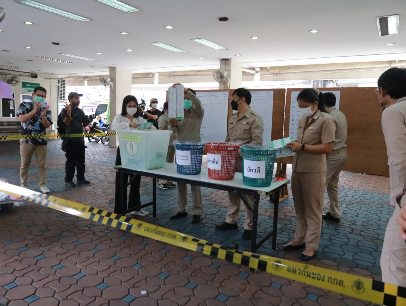 เจ้าหน้าที่สำนักงานเขตป้อมปราบศัตรูพ่ายนับคะแนนเลือกตั้งใหม่ 