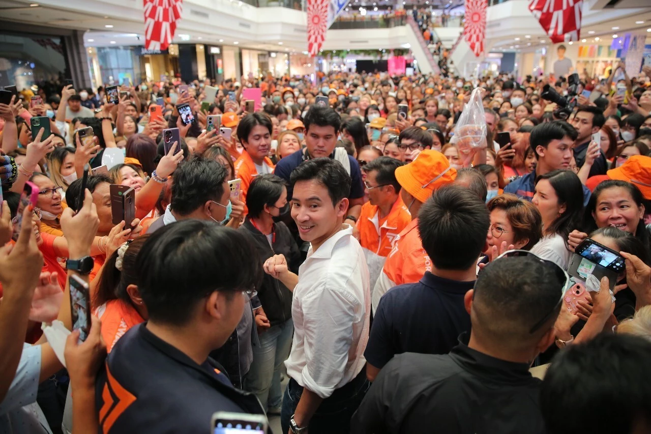 ด้อมส้ม พิษณุโลก แห่ด้อมทะเบียนรถ ‘พิธา’ คนรอต้อนรับแน่น วัดพระศรีฯ แทบแตก