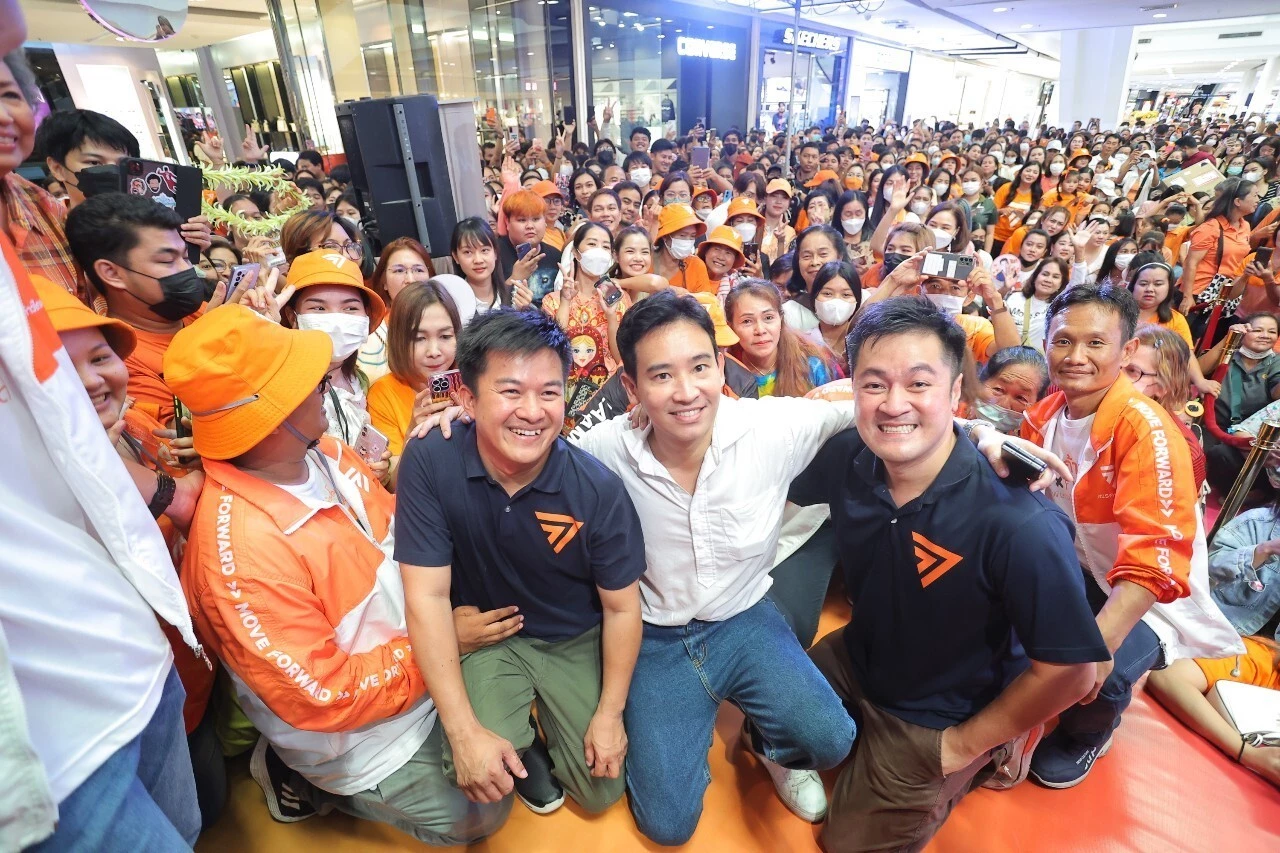 ด้อมส้ม พิษณุโลก แห่ด้อมทะเบียนรถ ‘พิธา’ คนรอต้อนรับแน่น วัดพระศรีฯ แทบแตก