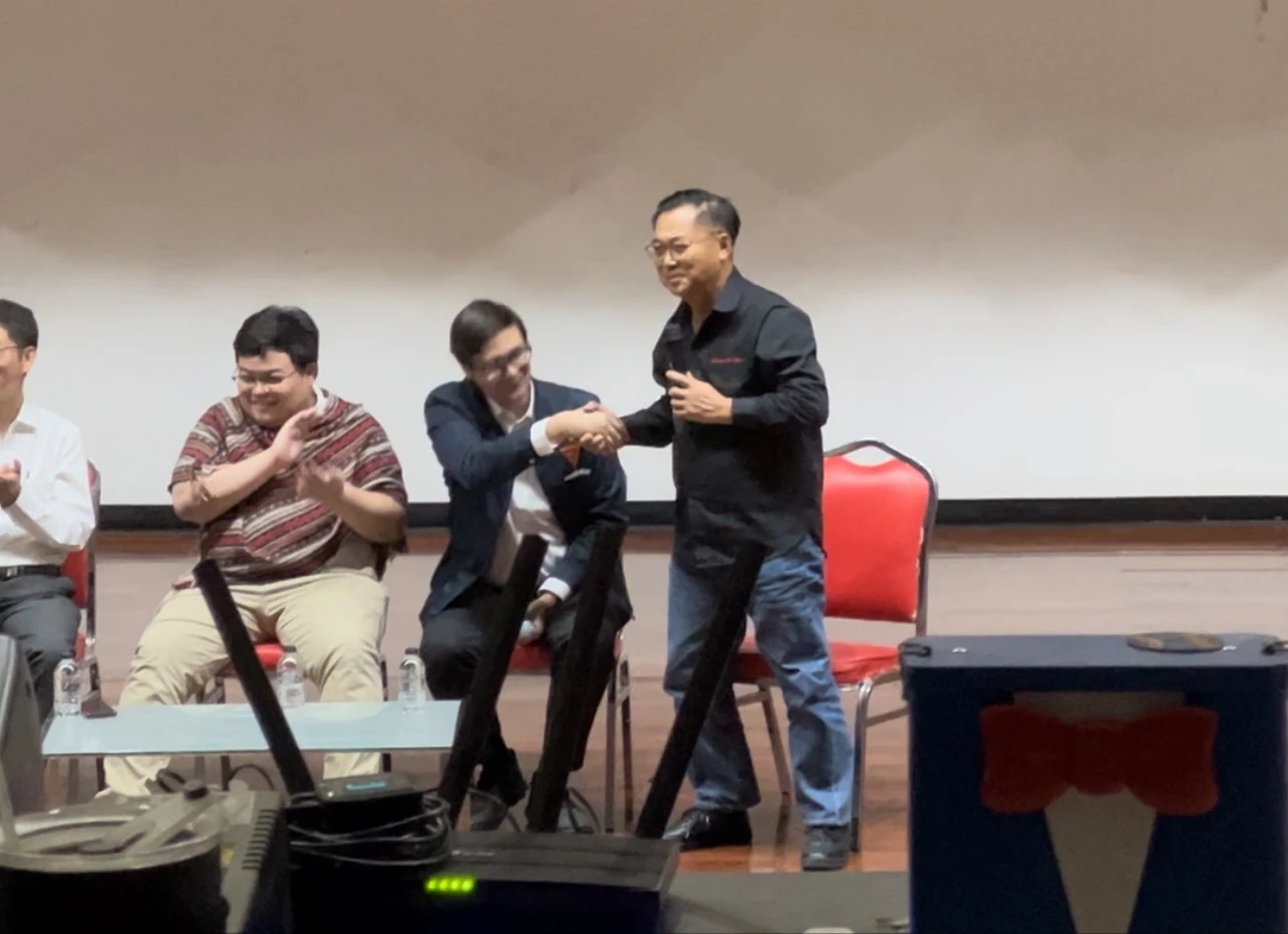 อดิศร เพียงเกษ สส.เพื่อไทย จับสือ รังสิมันต์ โรม สส.ก้าวไกล บนเวทีเสวนา 91 ปี การเปลี่ยนแปลงการปกครอง 24 มิ.ย. 2475 เมื่อวันที่ 24 มิ.ย. 2566 ภาพ-พิเชษฐ์ ชูรักษ์