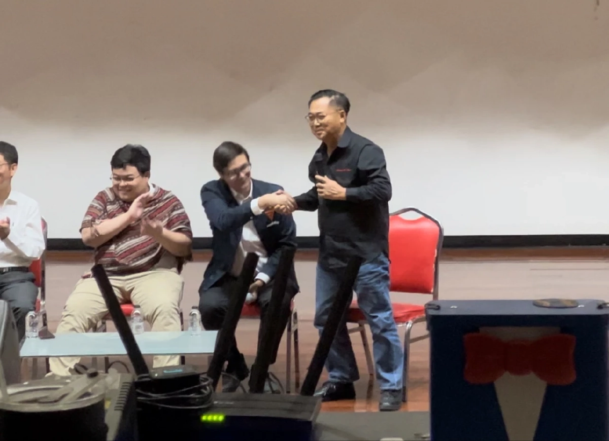 อดิศร เพียงเกษ สส.เพื่อไทย จับสือ รังสิมันต์ โรม สส.ก้าวไกล บนเวทีเสวนา 91 ปี การเปลี่ยนแปลงการปกครอง 24 มิ.ย. 2475 เมื่อวันที่ 24 มิ.ย. 2566 ภาพ-พิเชษฐ์ ชูรักษ์