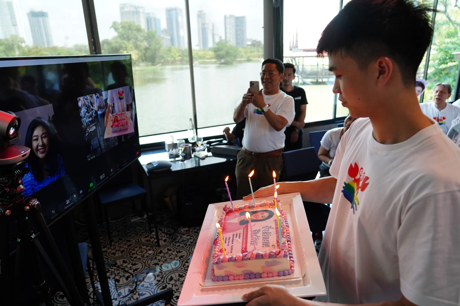 'อดีตนายกฯยิ่งลักษณ์' วีดีโอคอลขอบคุณแฟนคลับ สักวันหนึ่งเราคงจะได้เจอกัน