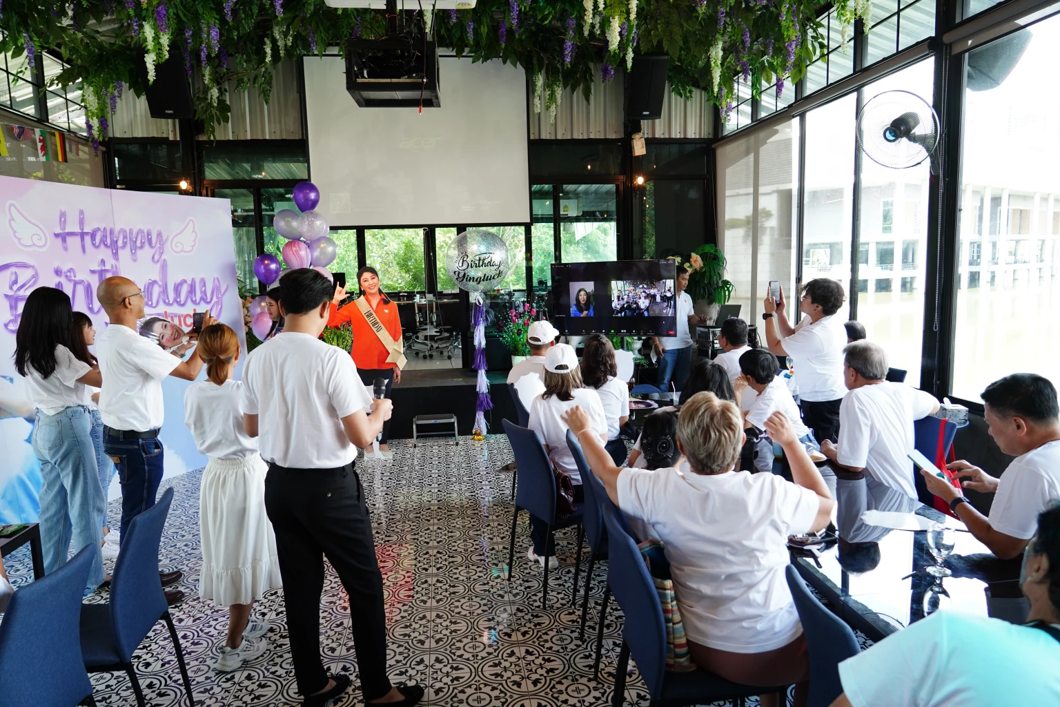 'อดีตนายกฯยิ่งลักษณ์' วีดีโอคอลขอบคุณแฟนคลับ สักวันหนึ่งเราคงจะได้เจอกัน