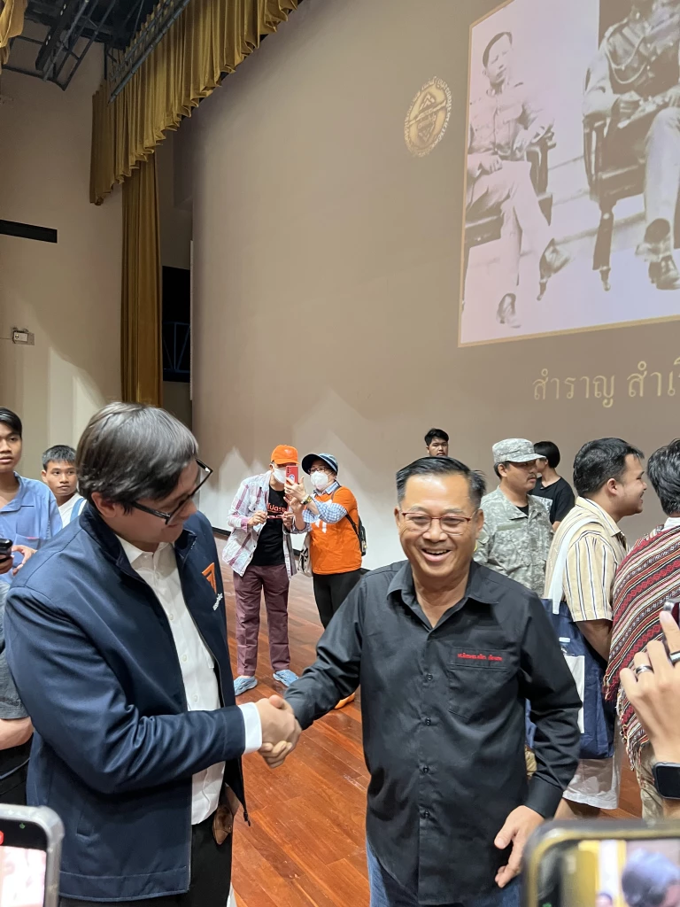 อดิศร เพียงเกษ สส.เพื่อไทย จับมือ รังสิมัน โรม สส.ก้าวไกล งานเสวนา 91 ปี การเปลี่ยนแปลงการปกครอง เมื่อวันที่ 24 มิ.ย. 2566 ภาพ-พิเชษฐ์ ชูรักษ์