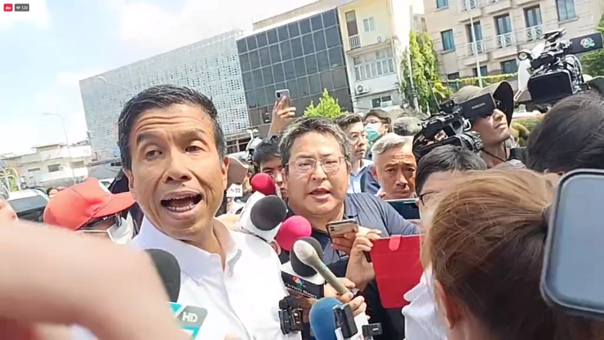 นายชัชชาติ สิทธิพันธุ์ ผู้ว่าฯ กทม. ลงพื้นที่โรงเรียนราชวินิตมัธยม สอบตรวจเหตุถังดับเพลิงระเบิด เมื่อวันที่ 23 มิ.ย. 2566