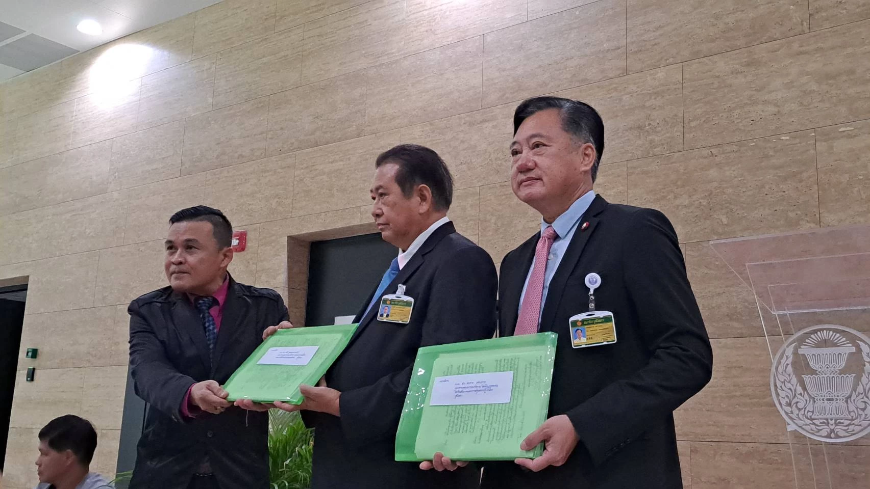 แท็กทีมสว. ‘เสรี-สมชาย’ จี้ กกต.เร่งสอบปม ‘พิธา’ ถือหุ้นสื่อ