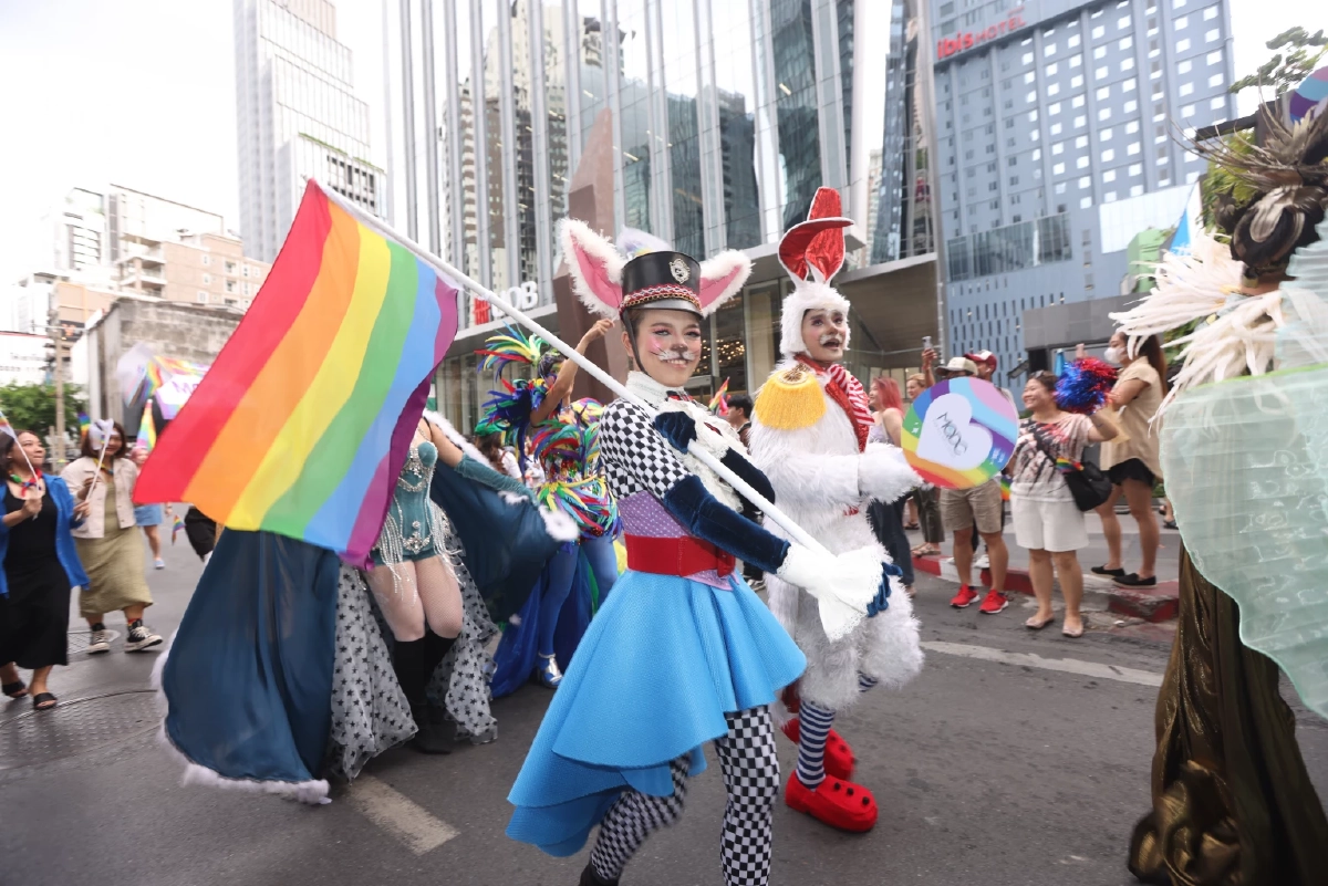 เปิดภาพชุดงาน 'ไพรด์พาเหรด' ส่งท้ายเดือนแห่งชาวสีรุ้งสวยงาม
