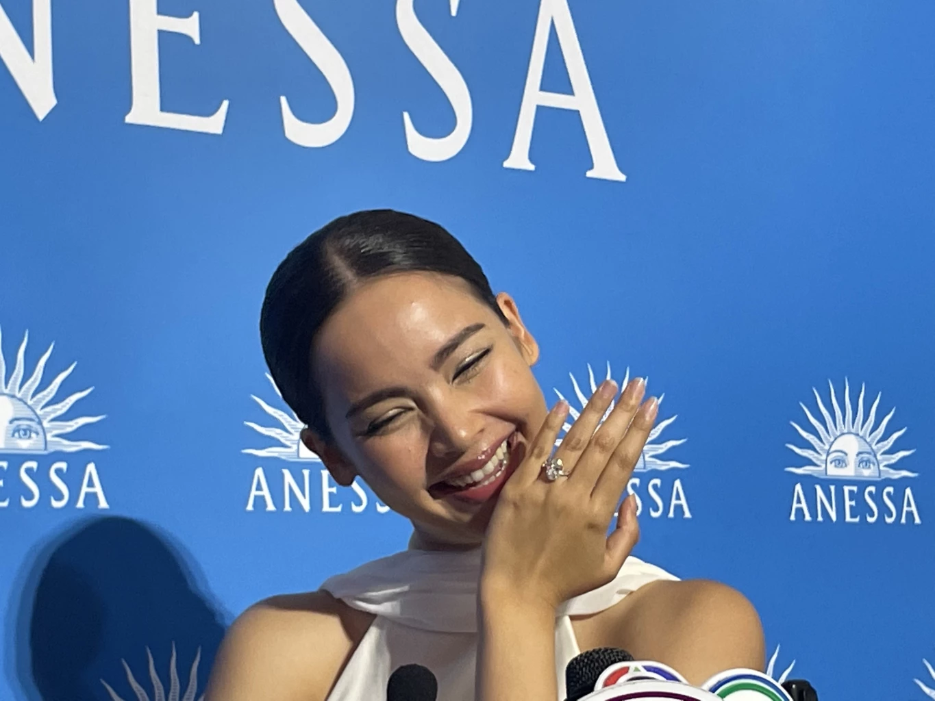 'Yaya Urassaya' is the most shy, 'Nadech' kneels to propose marriage  Good luck preparing a beautiful dress.