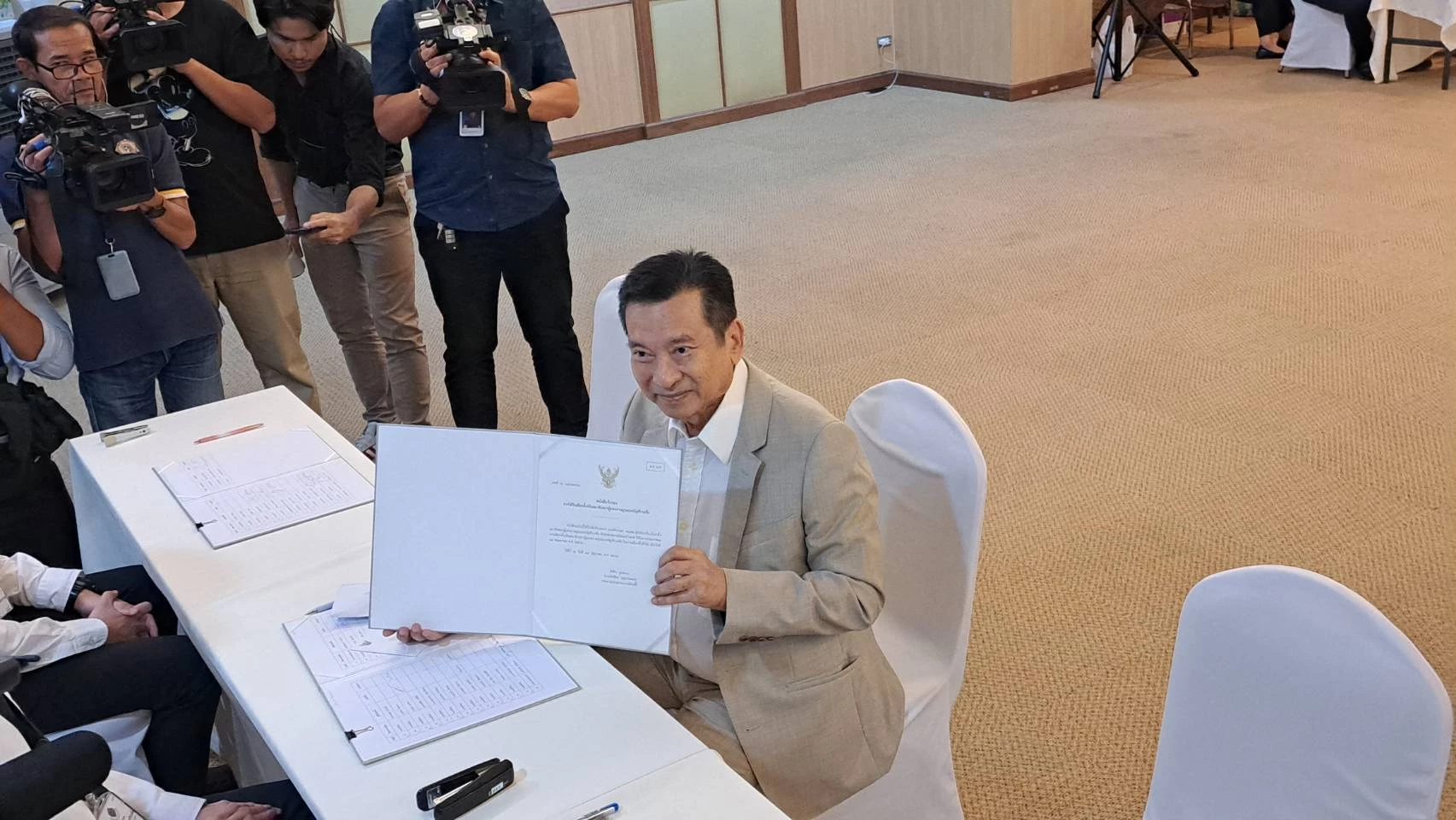 นายชัชวาลย์ คงอุดม หรือ ชัช เตาปูน สส.บัญชีรายชื่อ เดินทางมารับ หนังสือรับรองสส.ด้วยตนเอง