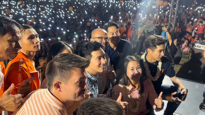 เวทีปราศรัย 'ก้าวไกล'  พิธา สุดซึ้ง เพื่อไทย หนุนตั้งรัฐบาล ส่งขึ้นนายกฯ