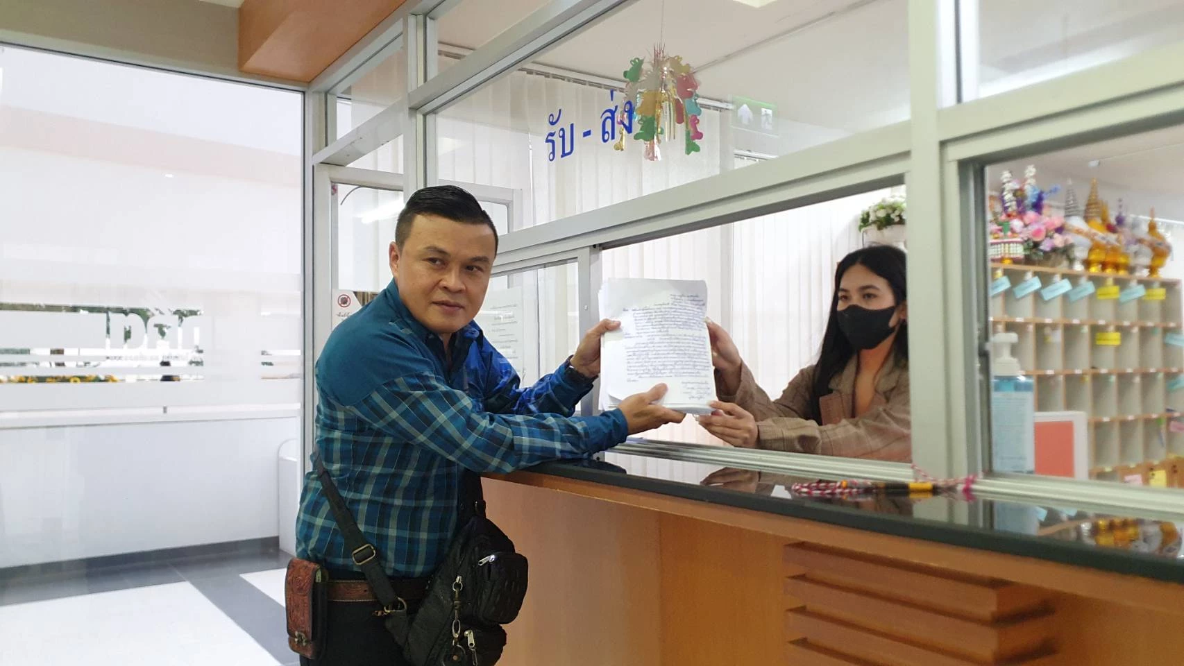 พิราบขาว 2006  รุก กกต. บี้  'พิธา'  ถือหุ้นสื่อไอทีวี  เล็ง สว.เป็นแนวร่วมสู้