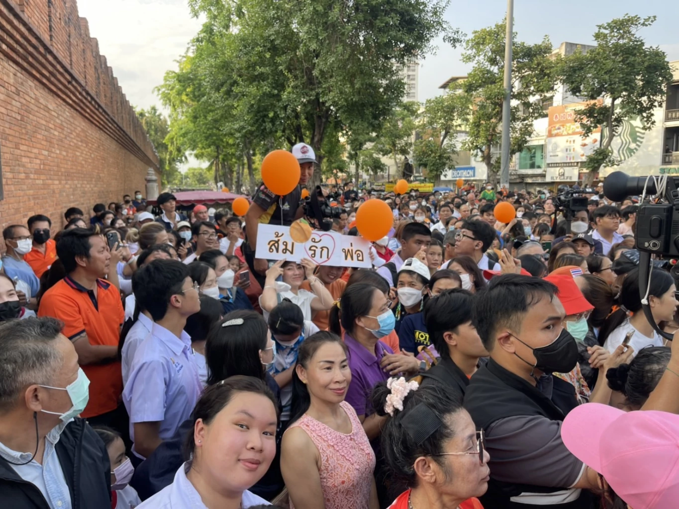 ว่าที่นายกฯแห่ง 'ก้าวไกล' ขอชาวเชียงใหม่จับมือไปข้างหน้า ได้เวลาสู่อนาคต