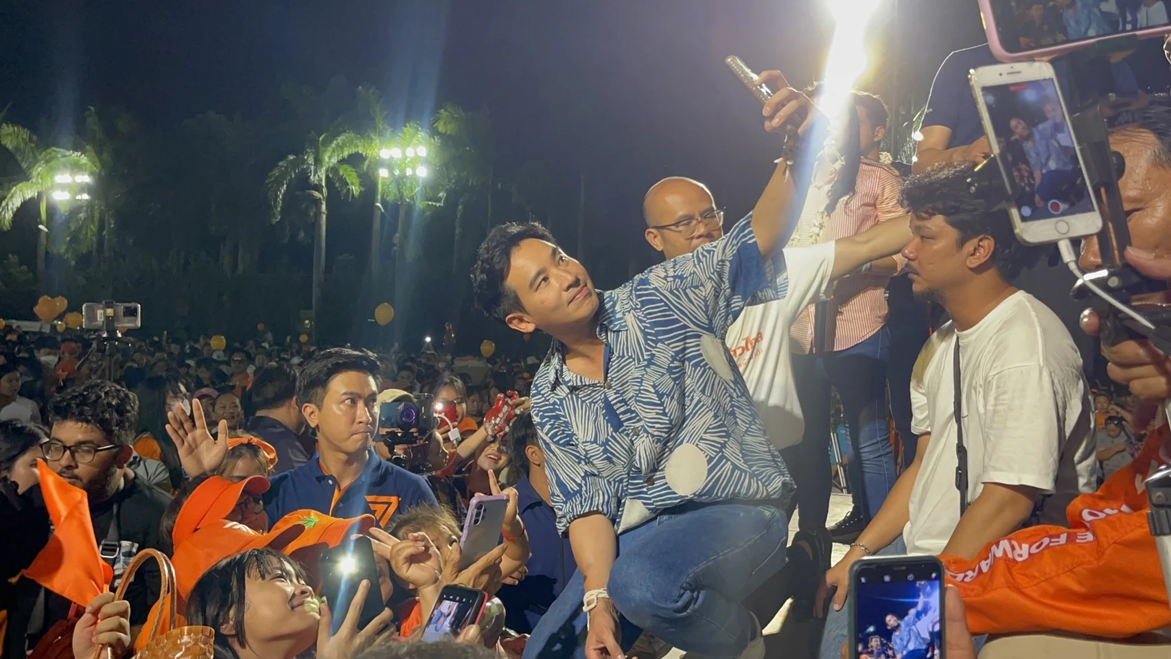 เวทีปราศรัย 'ก้าวไกล'  พิธา สุดซึ้ง เพื่อไทย หนุนตั้งรัฐบาล ส่งขึ้นนายกฯ