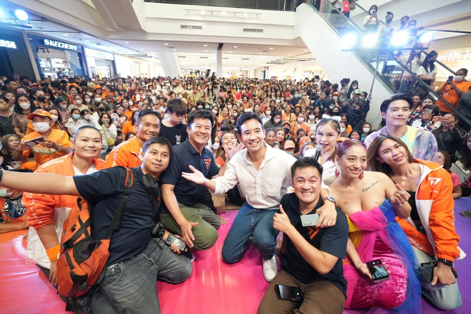 ด้อมส้ม พิษณุโลก แห่ด้อมทะเบียนรถ ‘พิธา’ คนรอต้อนรับแน่น วัดพระศรีฯ แทบแตก