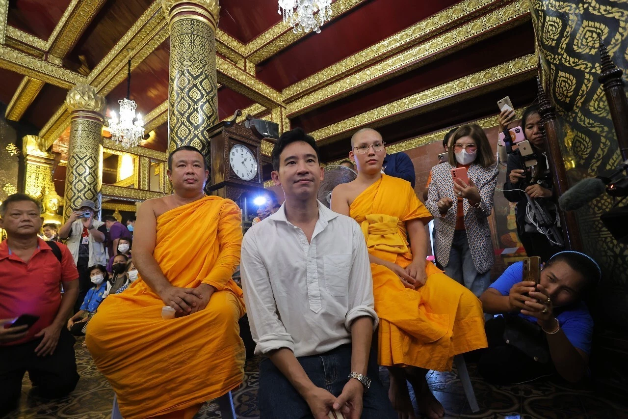 ด้อมส้ม พิษณุโลก แห่ด้อมทะเบียนรถ ‘พิธา’ คนรอต้อนรับแน่น วัดพระศรีฯ แทบแตก