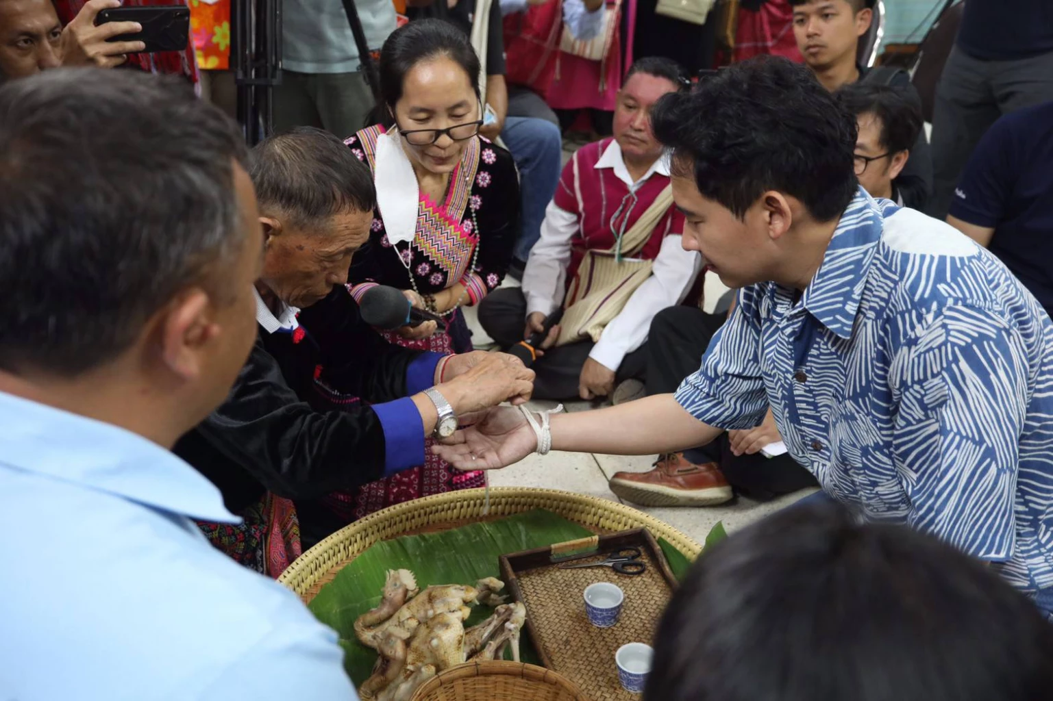 กลุ่มชาติพันธุ์ ทำพิธีสู่ขวัญ เป็นพิธีกรรมของชาวม้ง ให้กับ พิธา ลิ้มเจริญรัตน์ หัวหน้าพรรคก้าวไกล และคณะ