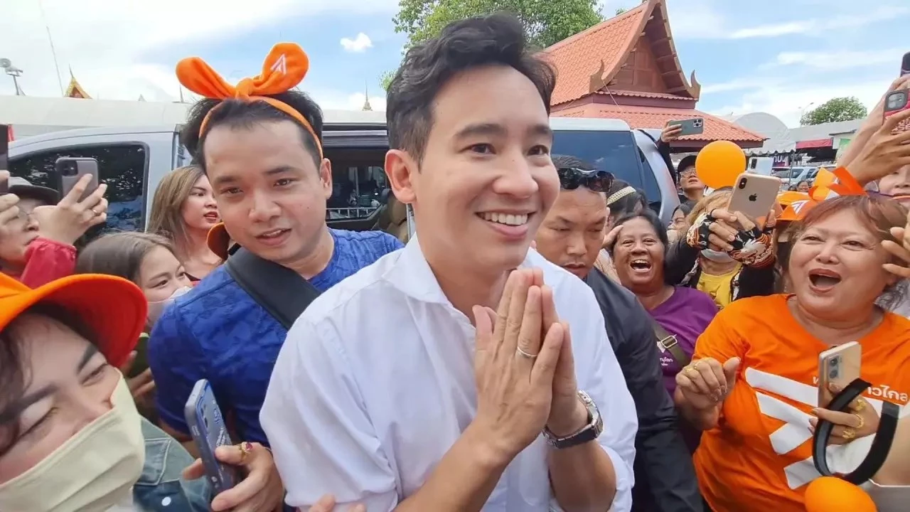 ด้อมส้ม พิษณุโลก แห่ด้อมทะเบียนรถ ‘พิธา’ คนรอต้อนรับแน่น วัดพระศรีฯ แทบแตก