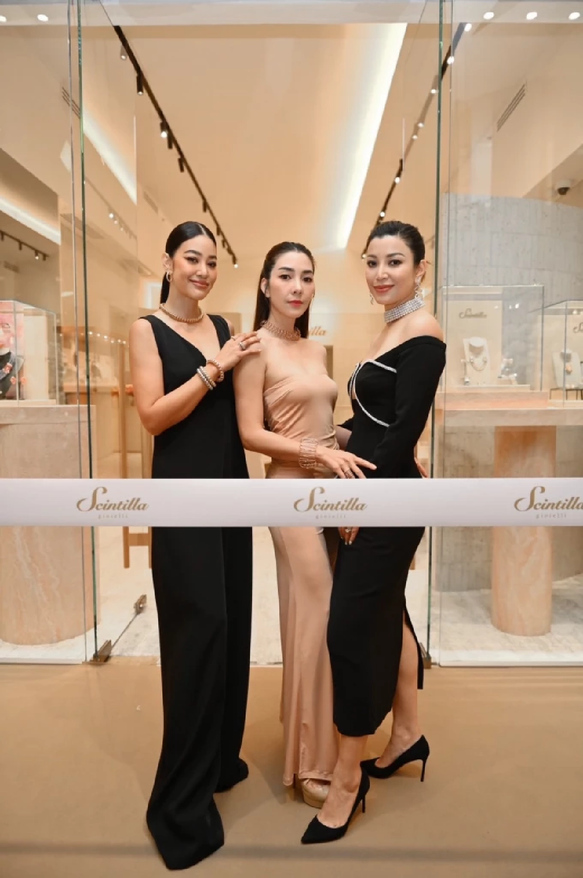 'วุ้นเส้น-เอมมี่-พิตต้า' ประชันลุคสวยหรู ยลโฉมไฟน์จิวเวลรี่ กว่า 20 แบรนด์