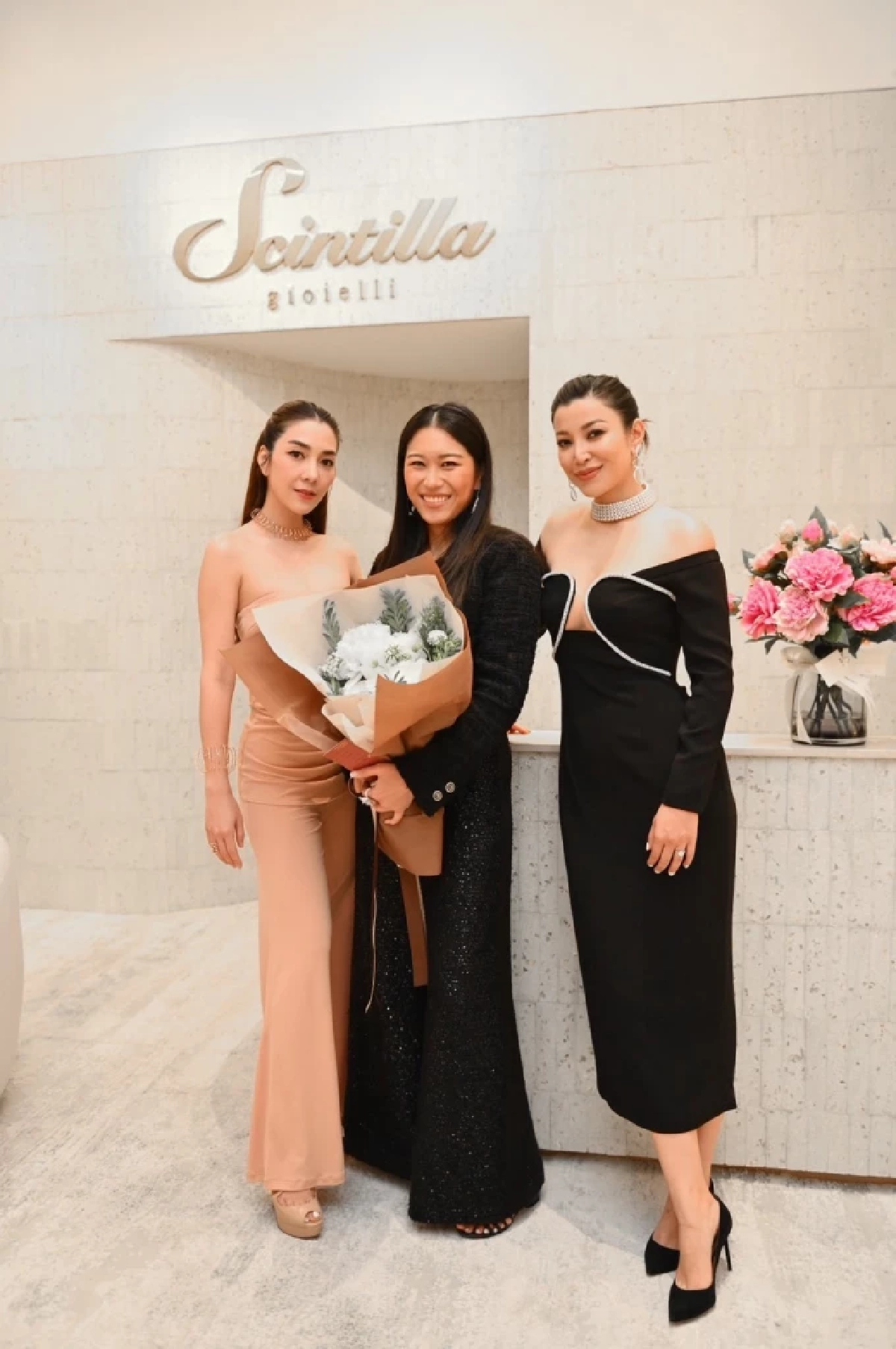 'วุ้นเส้น-เอมมี่-พิตต้า' ประชันลุคสวยหรู ยลโฉมไฟน์จิวเวลรี่ กว่า 20 แบรนด์